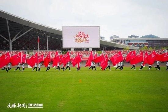 ”马奎尔接着说道：“滕哈赫赛季初无法保证我的比赛时间，但他很高兴我留下为位置而战，最终我留了下来。